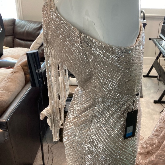 New elegant dress - Picture 6 of 8